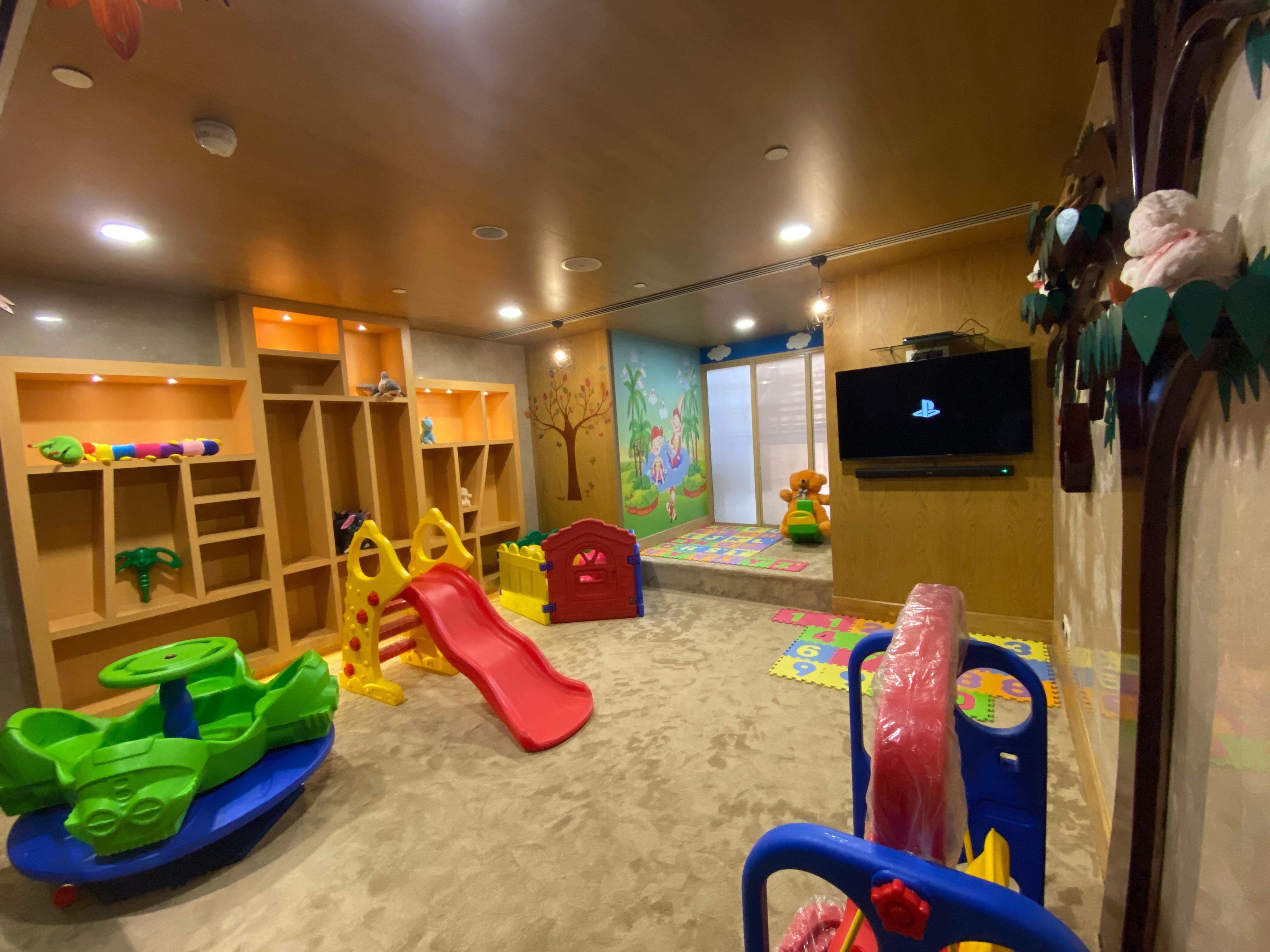 Holiday Inn Agra MG Road an IHG Hotel Bagian luar foto The children's club at the hotel