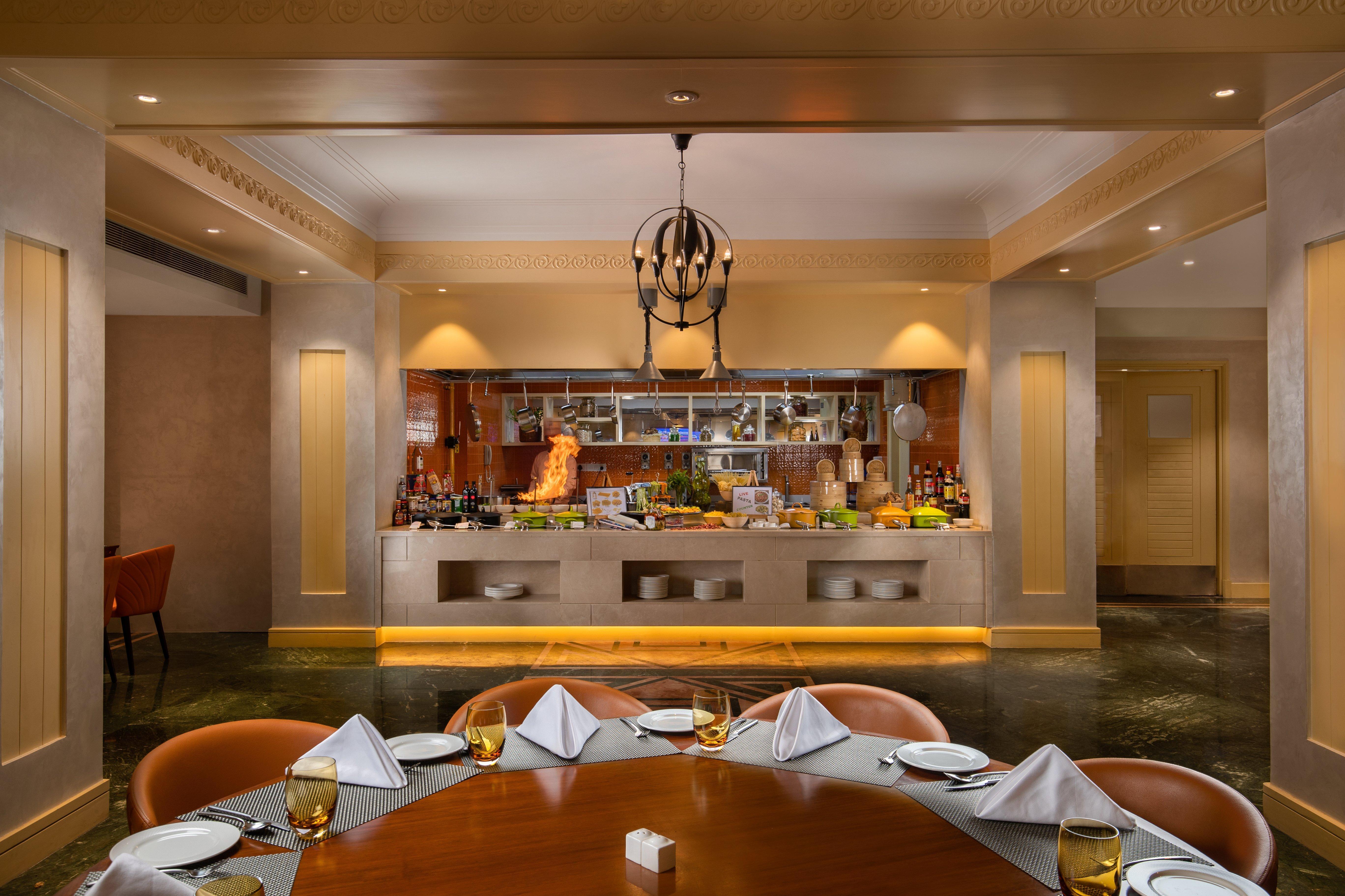 Holiday Inn Agra MG Road an IHG Hotel Bagian luar foto The open kitchen at the restaurant