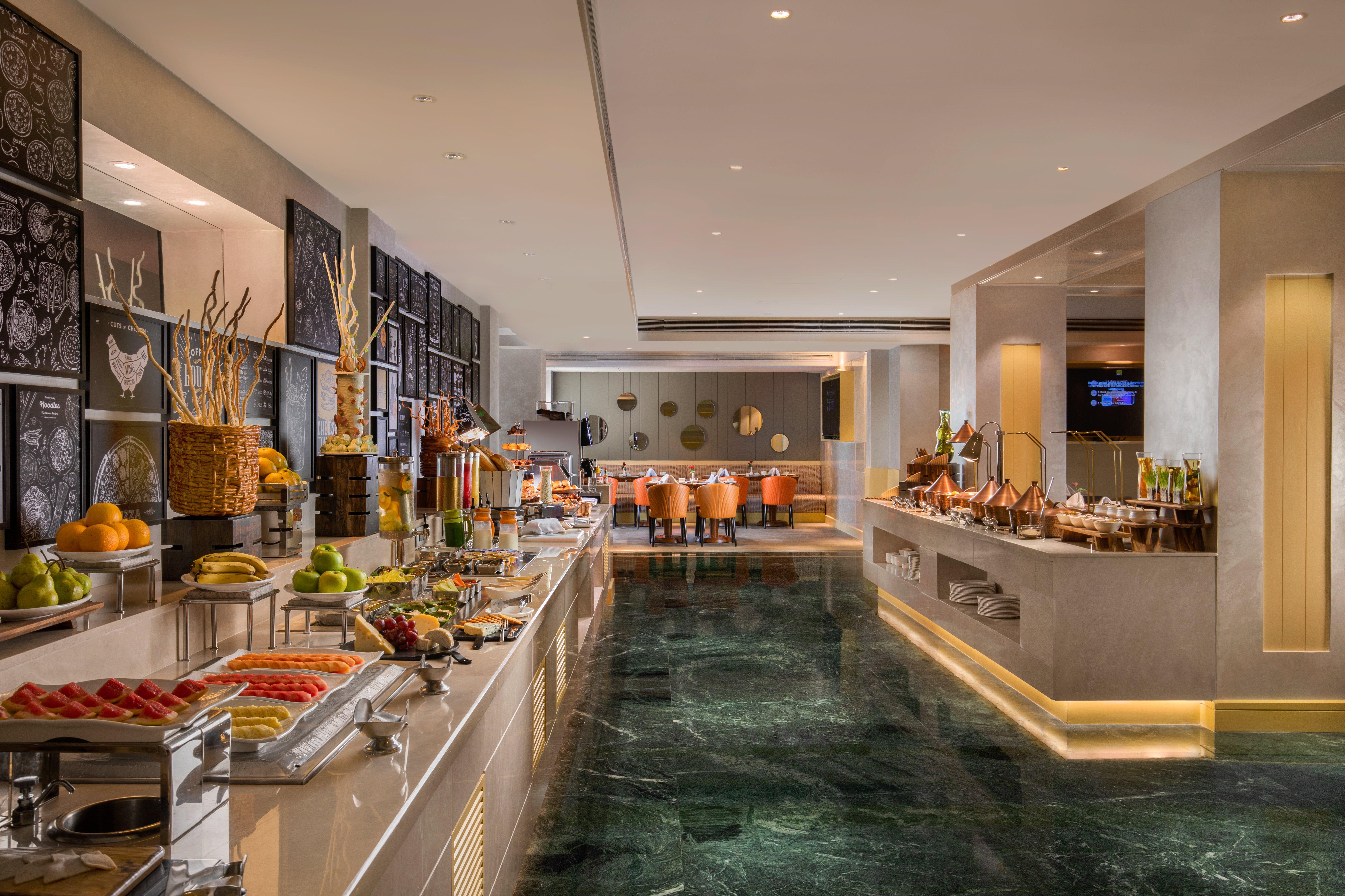Holiday Inn Agra MG Road an IHG Hotel Bagian luar foto The buffet at the hotel