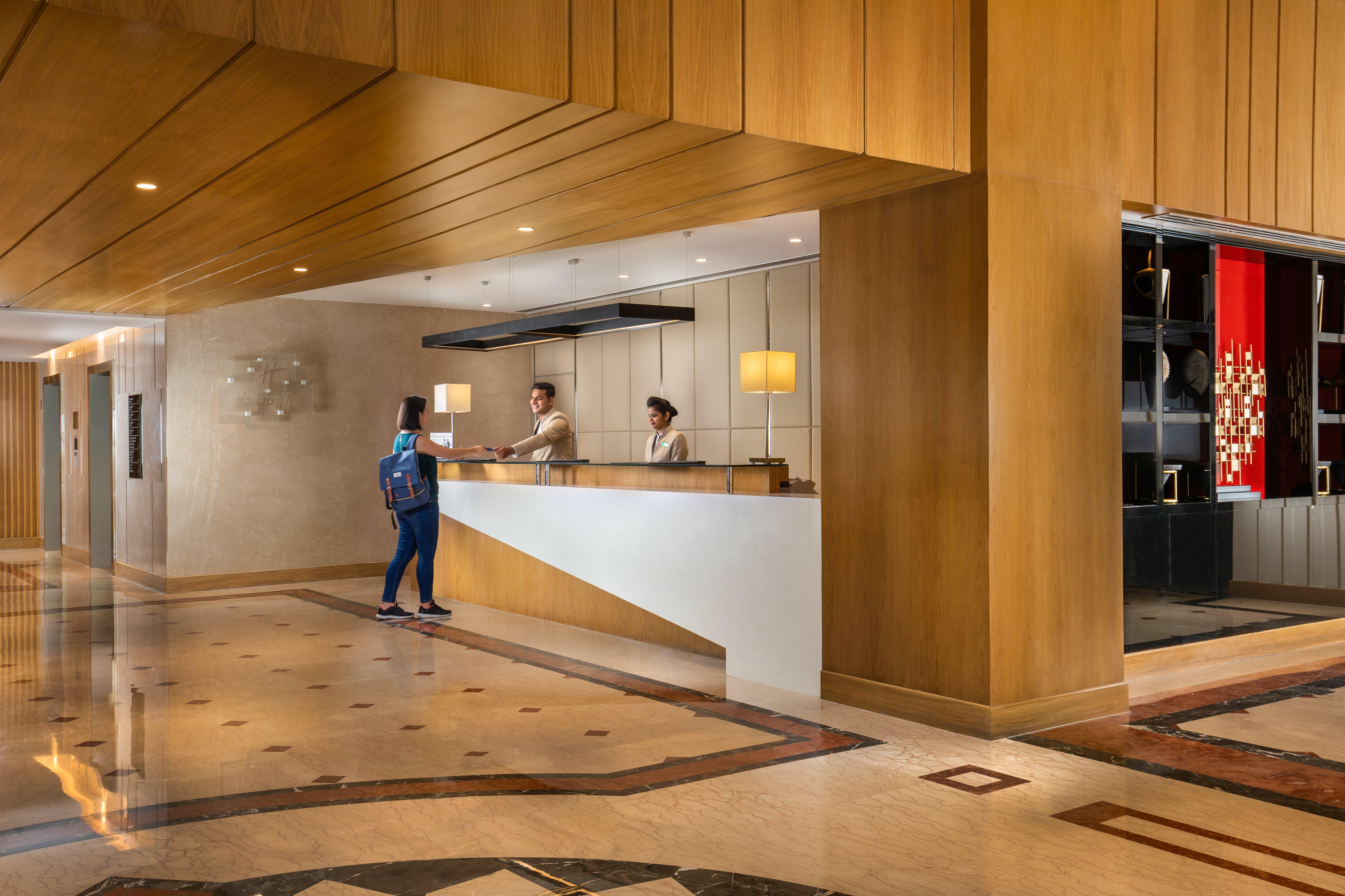 Holiday Inn Agra MG Road an IHG Hotel Bagian luar foto The lobby of the hotel