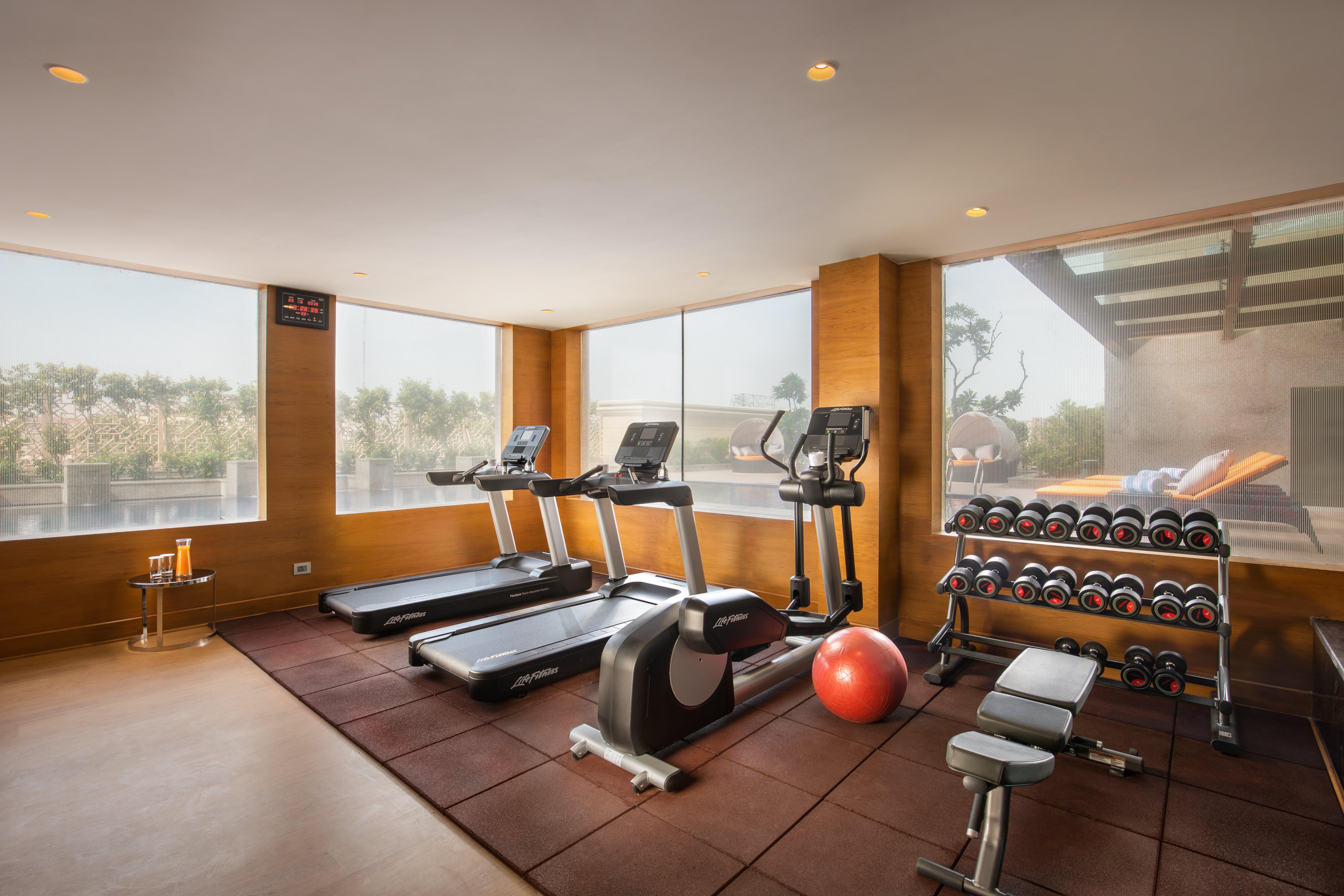 Holiday Inn Agra MG Road an IHG Hotel Bagian luar foto The gym at the hotel