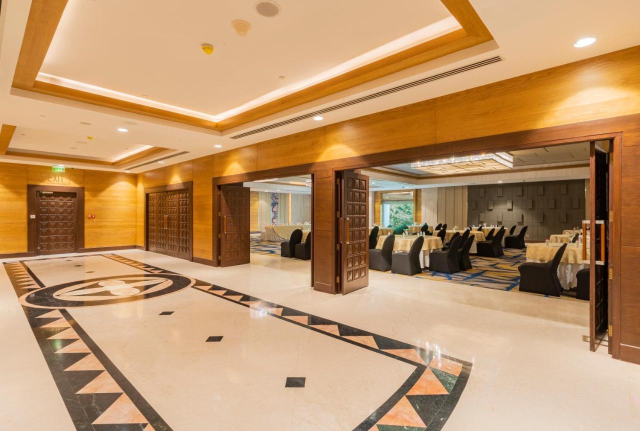 Holiday Inn Agra MG Road an IHG Hotel Bagian luar foto The interior of the hotel