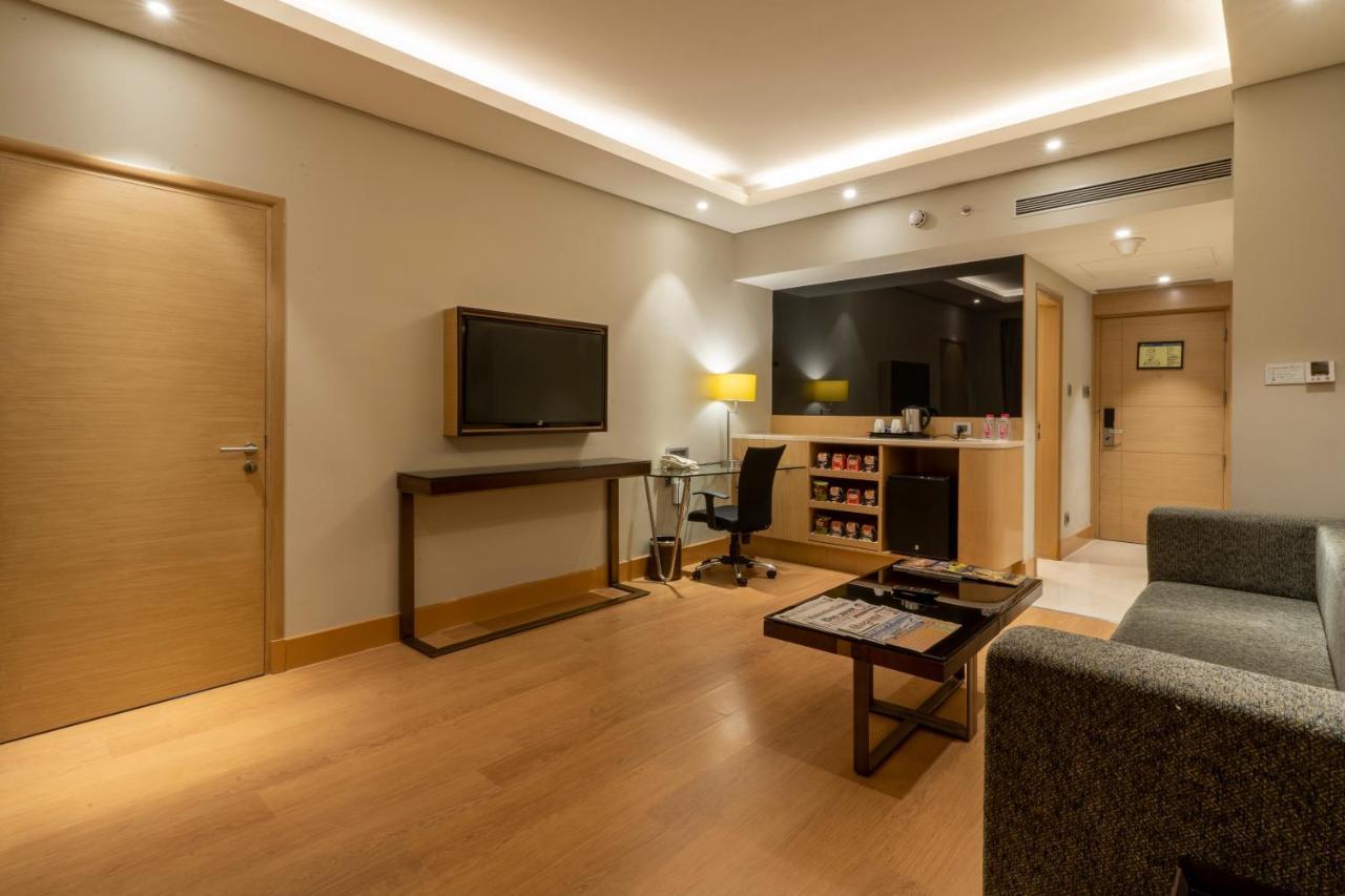 Holiday Inn Agra MG Road an IHG Hotel Bagian luar foto A suite at the hotel