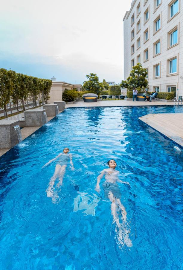 Holiday Inn Agra MG Road an IHG Hotel Bagian luar foto Swimming pool at the hotel