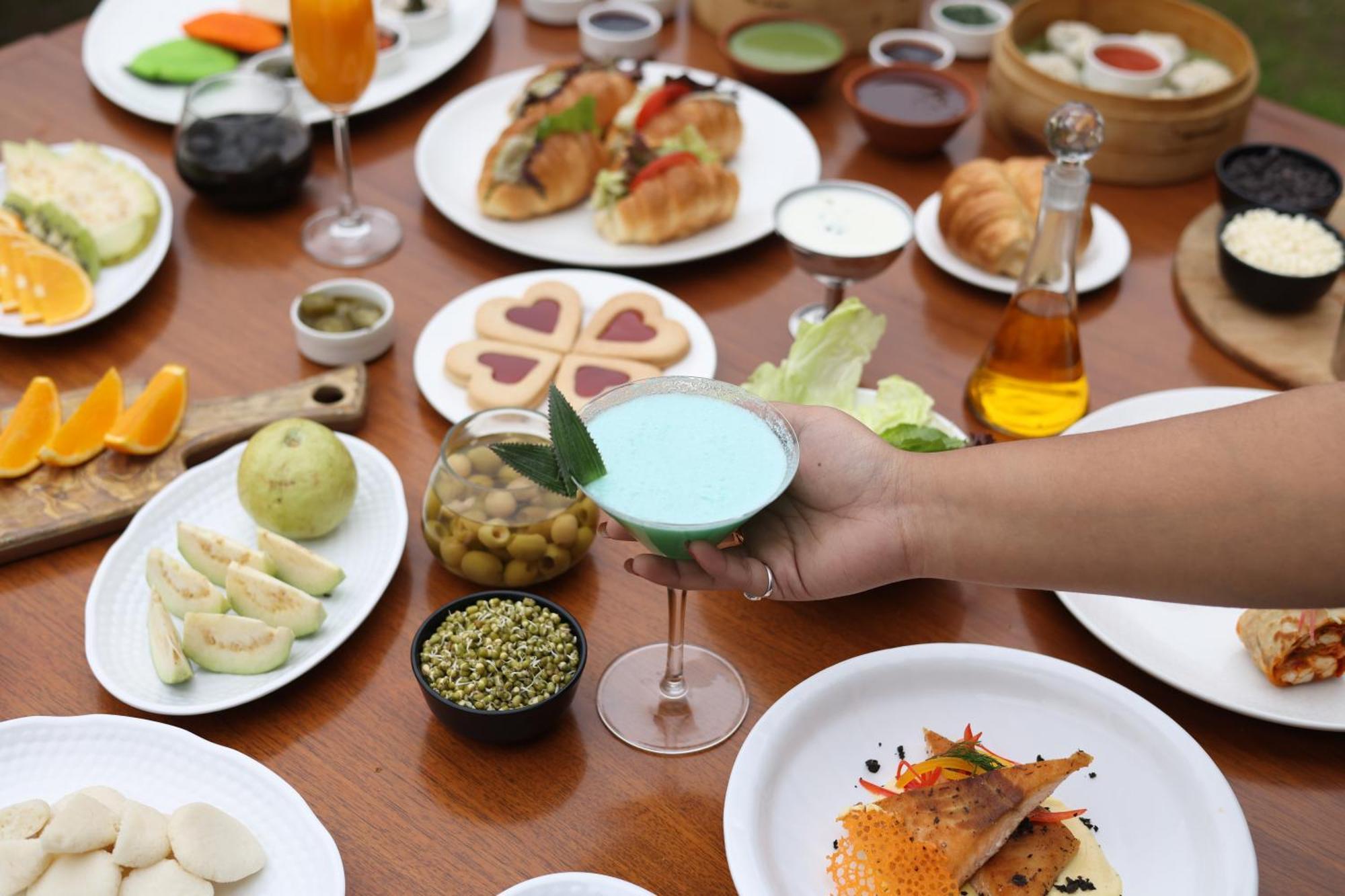 Holiday Inn Agra MG Road an IHG Hotel Bagian luar foto A hand holding a blue cocktail