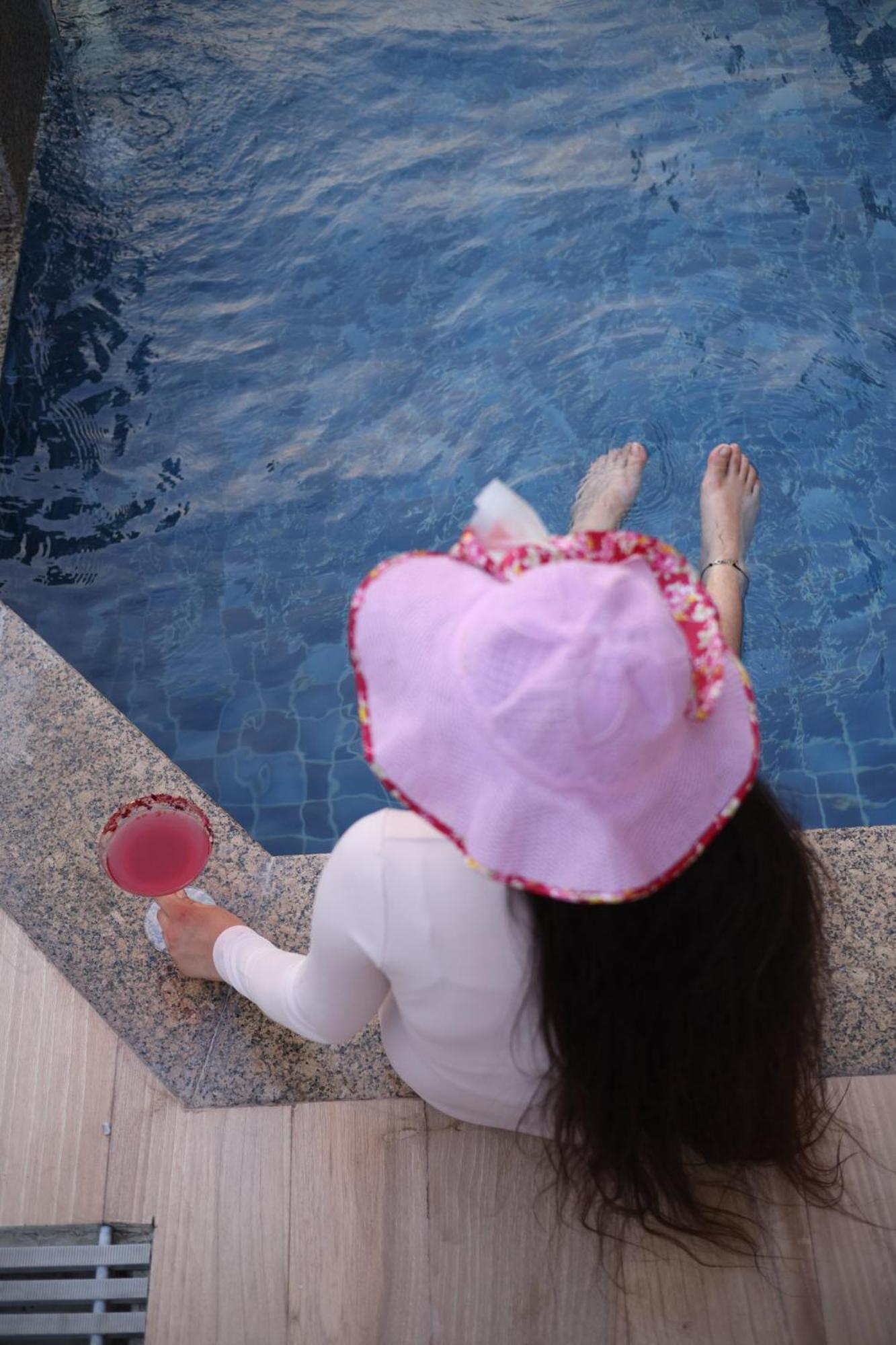 Holiday Inn Agra MG Road an IHG Hotel Bagian luar foto A woman in a pink dress