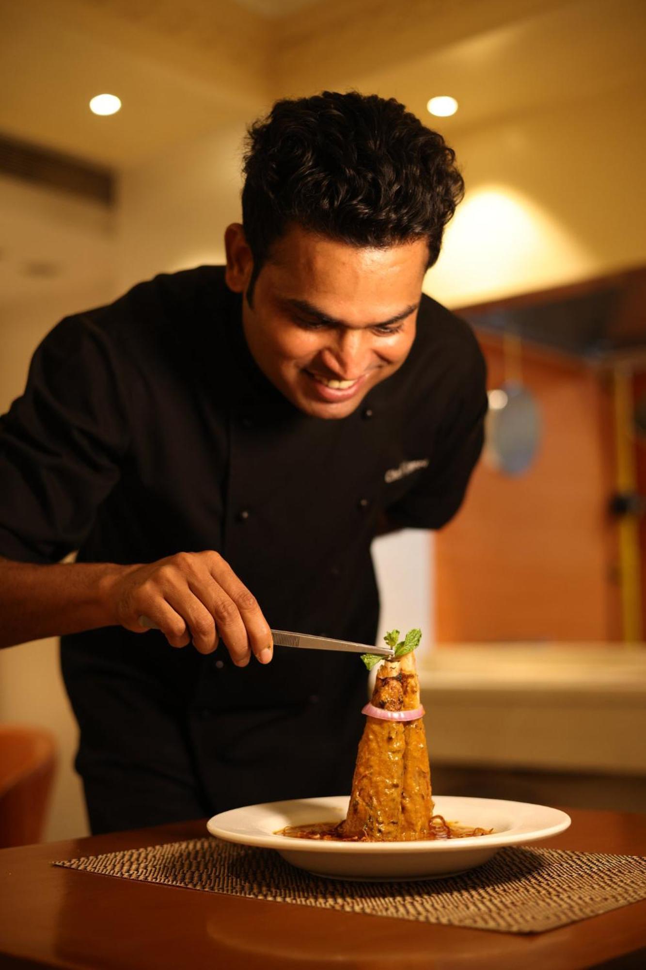 Holiday Inn Agra MG Road an IHG Hotel Bagian luar foto A chef at work